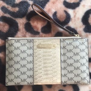 Michael Kors wristlet like new